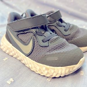 Unisex Nike revolution sneakers. Toddler size 6